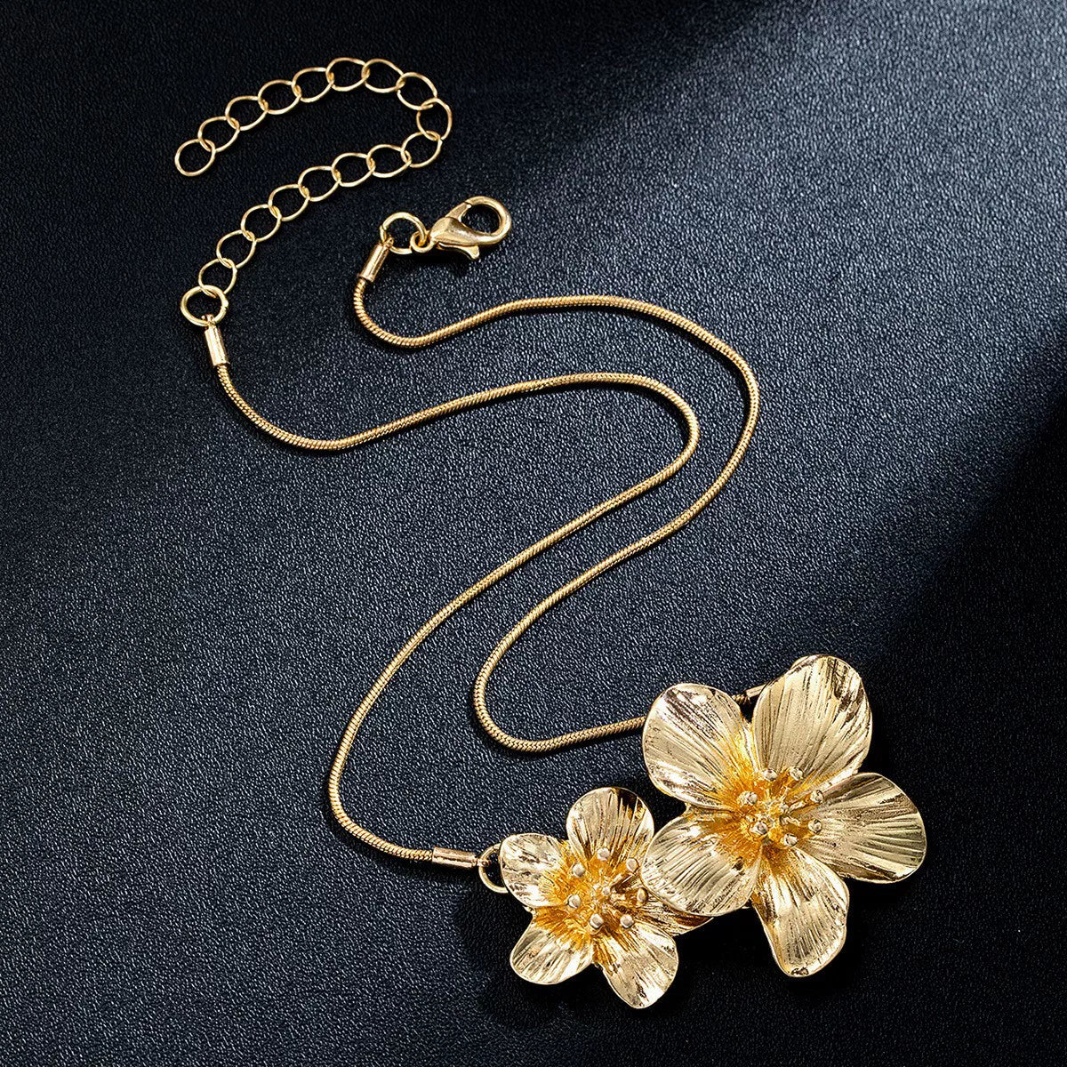 Floral Petal Metal Pleated Flower Pendant Adjustable Collarbone Necklace | Alloy | Temperament Niche Fashion | Women