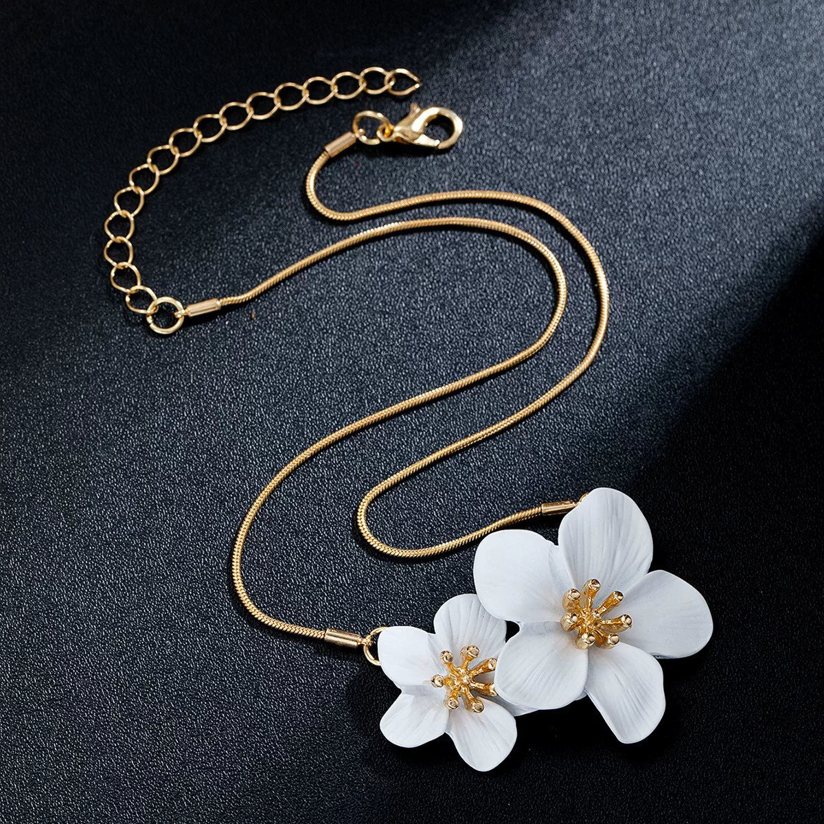 Floral Petal Metal Pleated Flower Pendant Adjustable Collarbone Necklace | Alloy | Temperament Niche Fashion | Women