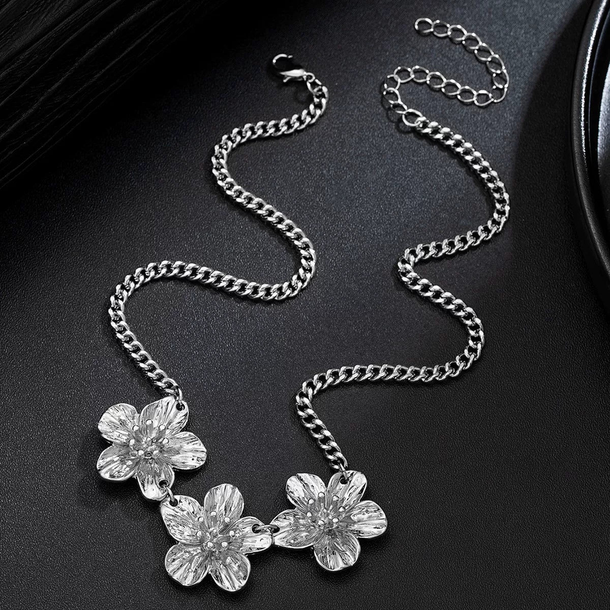 Floral Petal Metal Pleated Flower Pendant Adjustable Collarbone Necklace | Alloy | Temperament Niche Fashion | Women