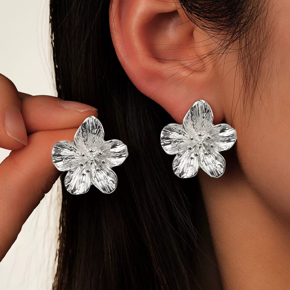 Floral Petal Metal Pleated Flower Pendant Adjustable Collarbone Necklace | Alloy | Temperament Niche Fashion | Women