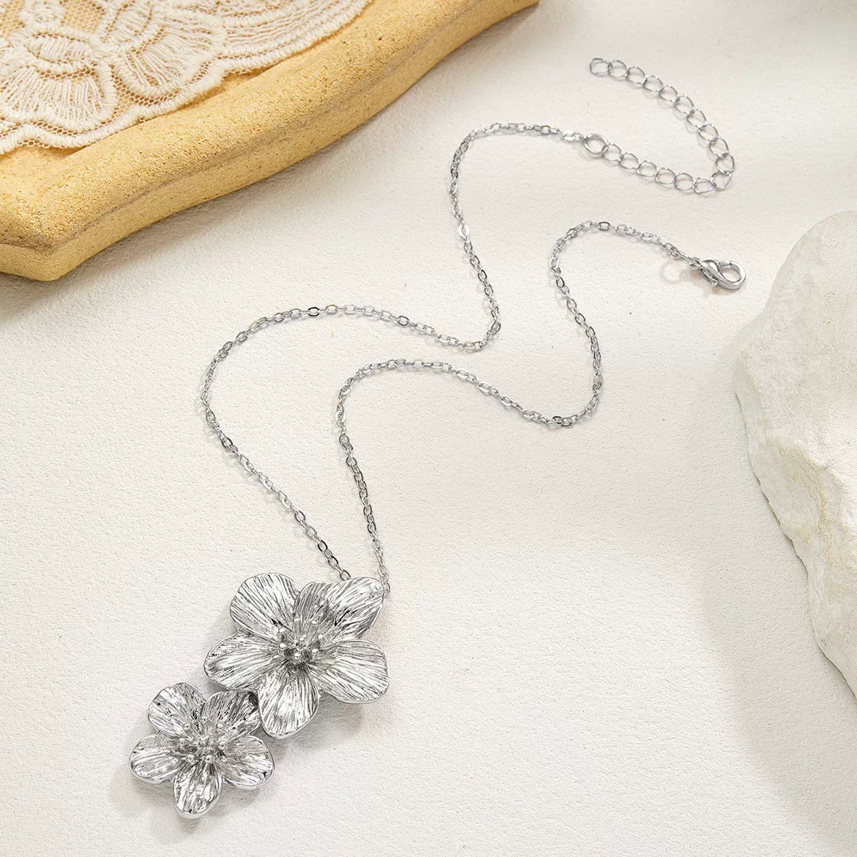 Floral Petal Metal Pleated Flower Pendant Adjustable Collarbone Necklace | Alloy | Temperament Niche Fashion | Women