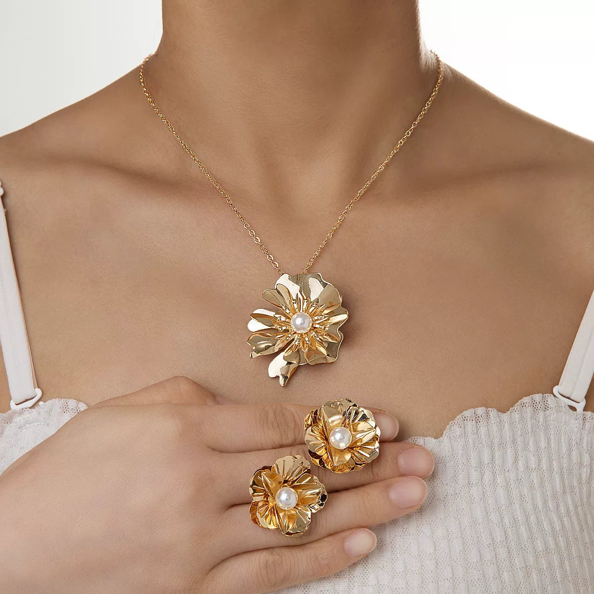 Floral Petal Metal Pleated Flower Pendant Adjustable Collarbone Necklace | Alloy | Temperament Niche Fashion | Women