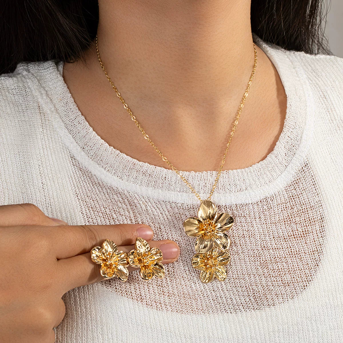 Floral Petal Metal Pleated Flower Pendant Adjustable Collarbone Necklace | Alloy | Temperament Niche Fashion | Women