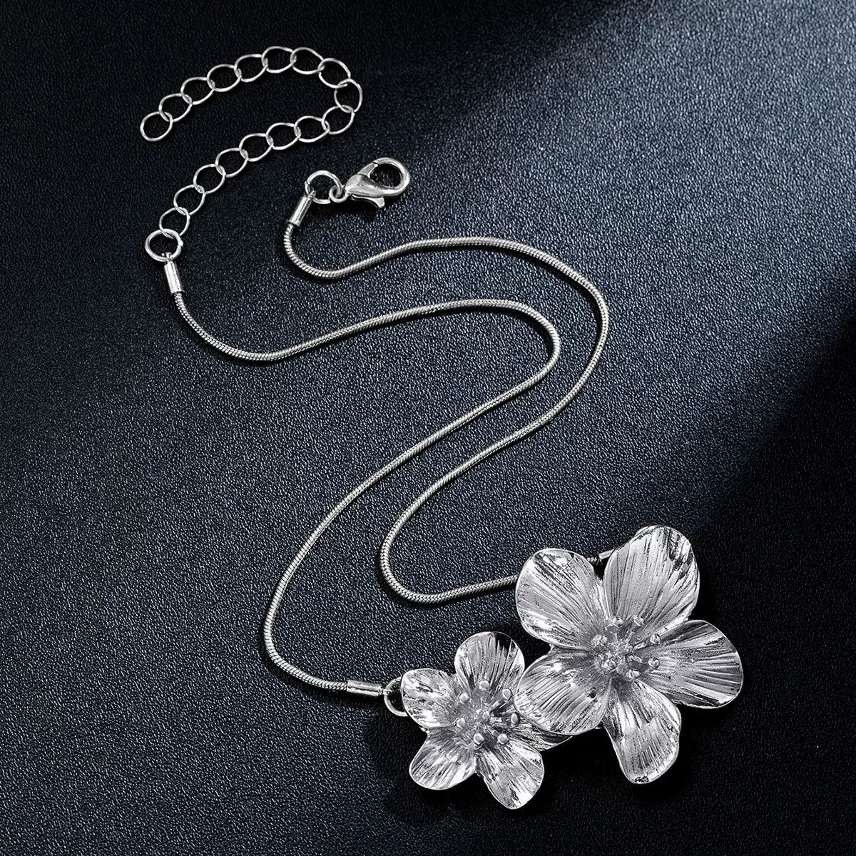 Floral Petal Metal Pleated Flower Pendant Adjustable Collarbone Necklace | Alloy | Temperament Niche Fashion | Women