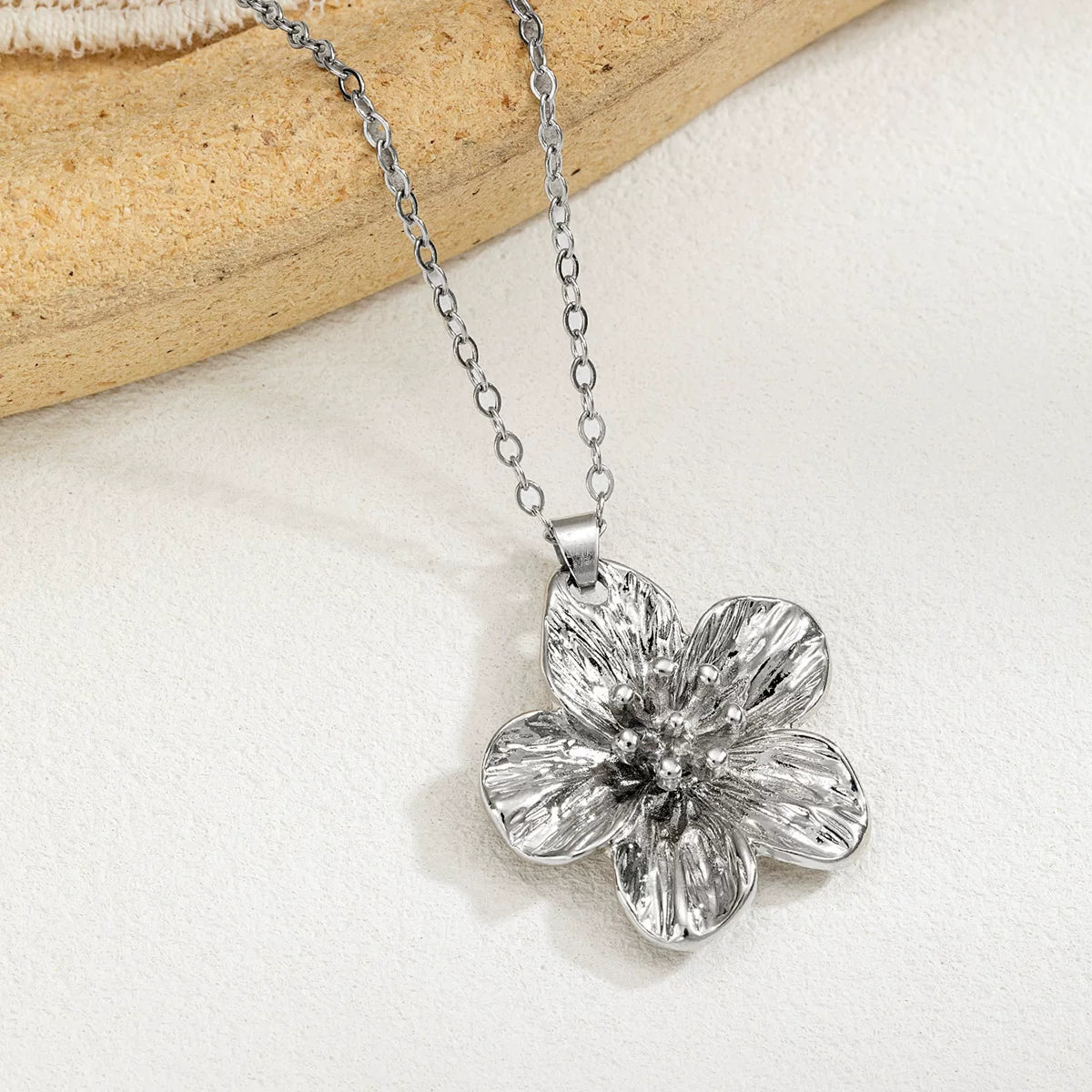 Floral Petal Metal Pleated Flower Pendant Adjustable Collarbone Necklace | Alloy | Temperament Niche Fashion | Women