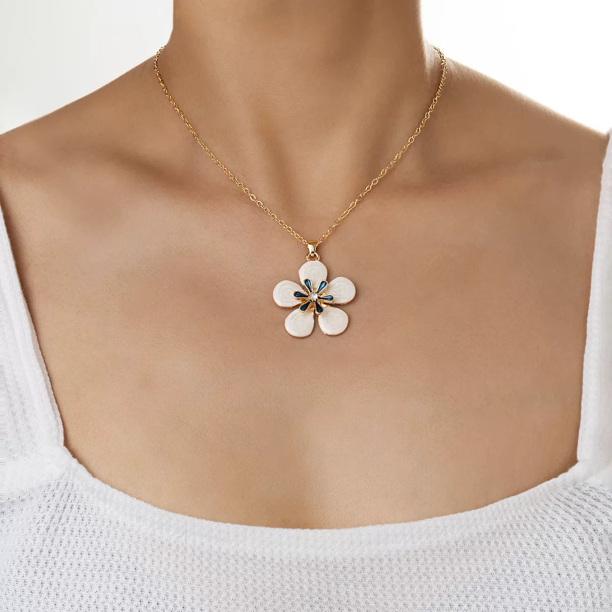 Floral Petal Metal Pleated Flower Pendant Adjustable Collarbone Necklace | Alloy | Temperament Niche Fashion | Women