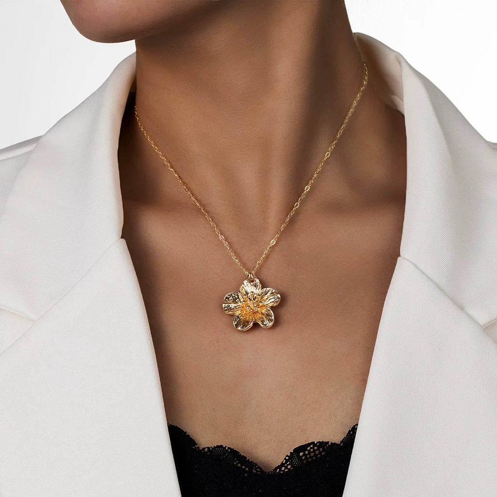 Floral Petal Metal Pleated Flower Pendant Adjustable Collarbone Necklace | Alloy | Temperament Niche Fashion | Women