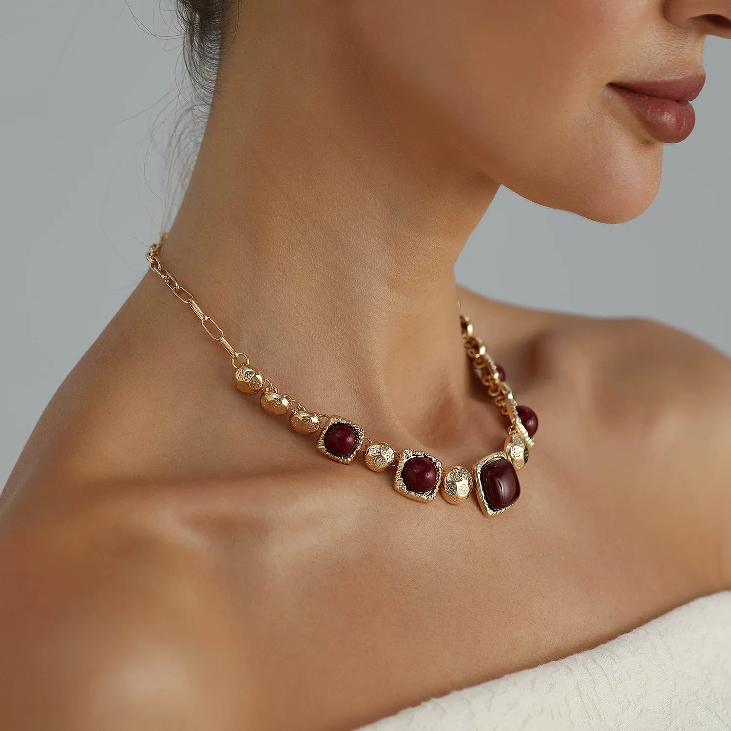 Medieval vintage dark hue bump gold metal multi element polished gold metal faceted colored gemstone geometric square panel necklace light luxury collarbone chain