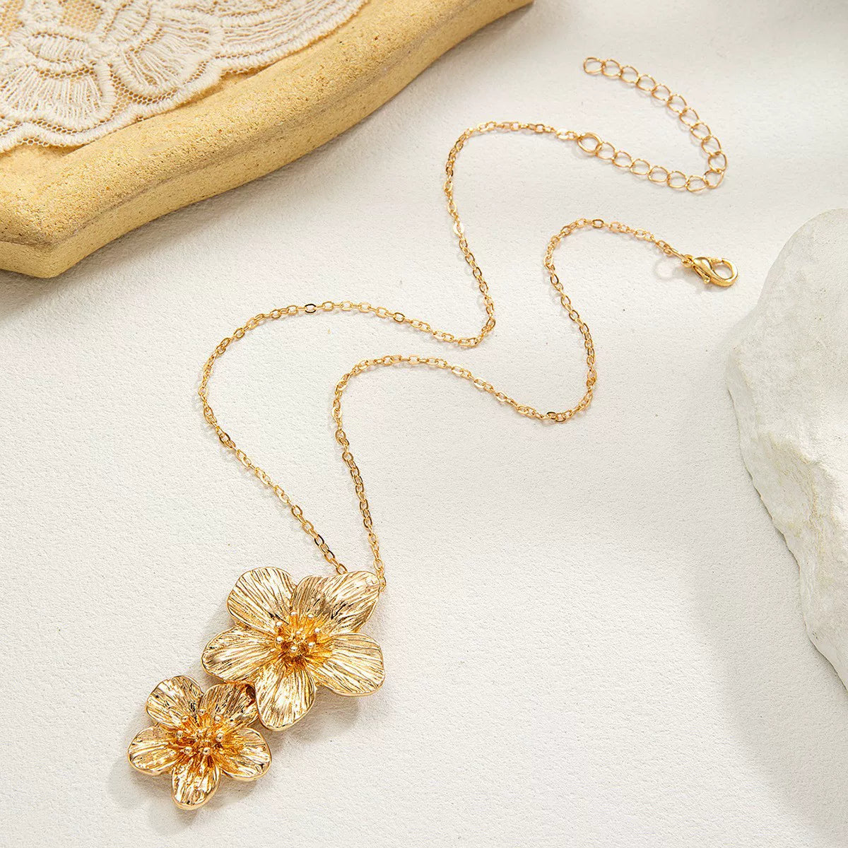 Floral Petal Metal Pleated Flower Pendant Adjustable Collarbone Necklace | Alloy | Temperament Niche Fashion | Women
